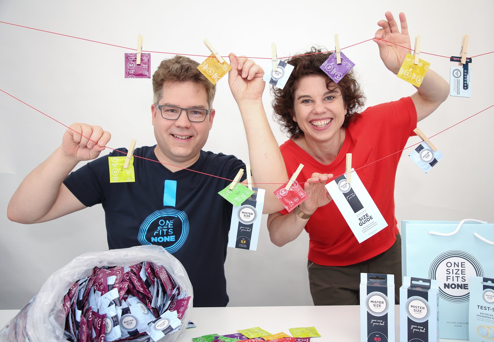 Jan et Eva Krause, directeurs de Vinergy GmbH, avec des préservatifs Mister Size
