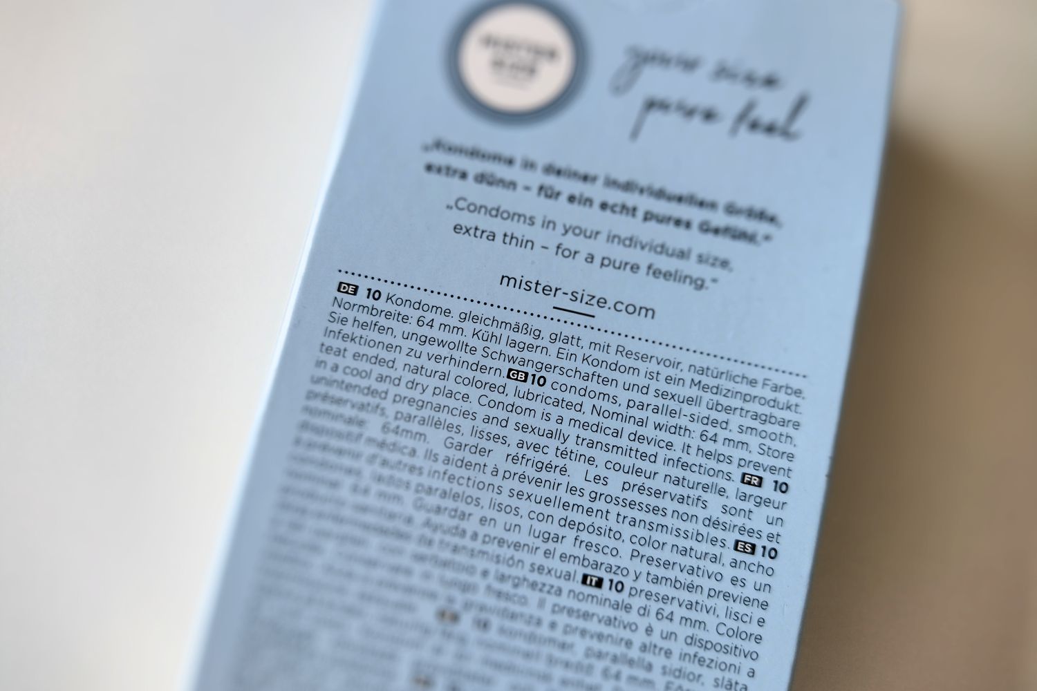 Emballage du préservatif avec indication de la largeur normalisée dans le texte